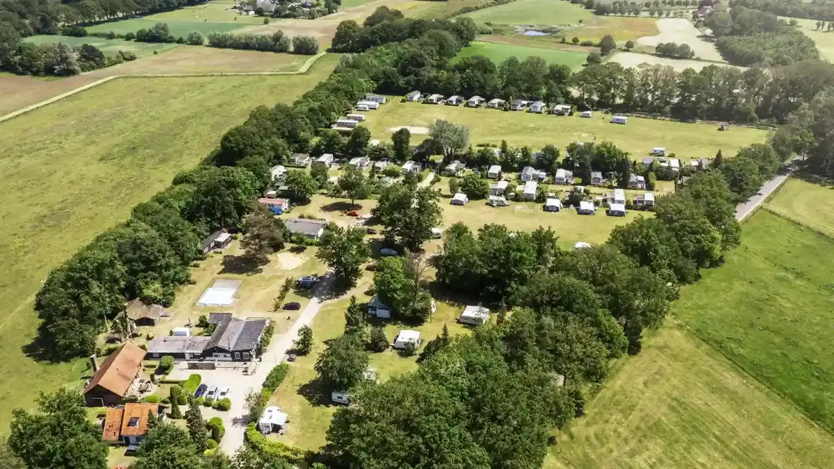 Luchtfoto van een groen recreatiepark